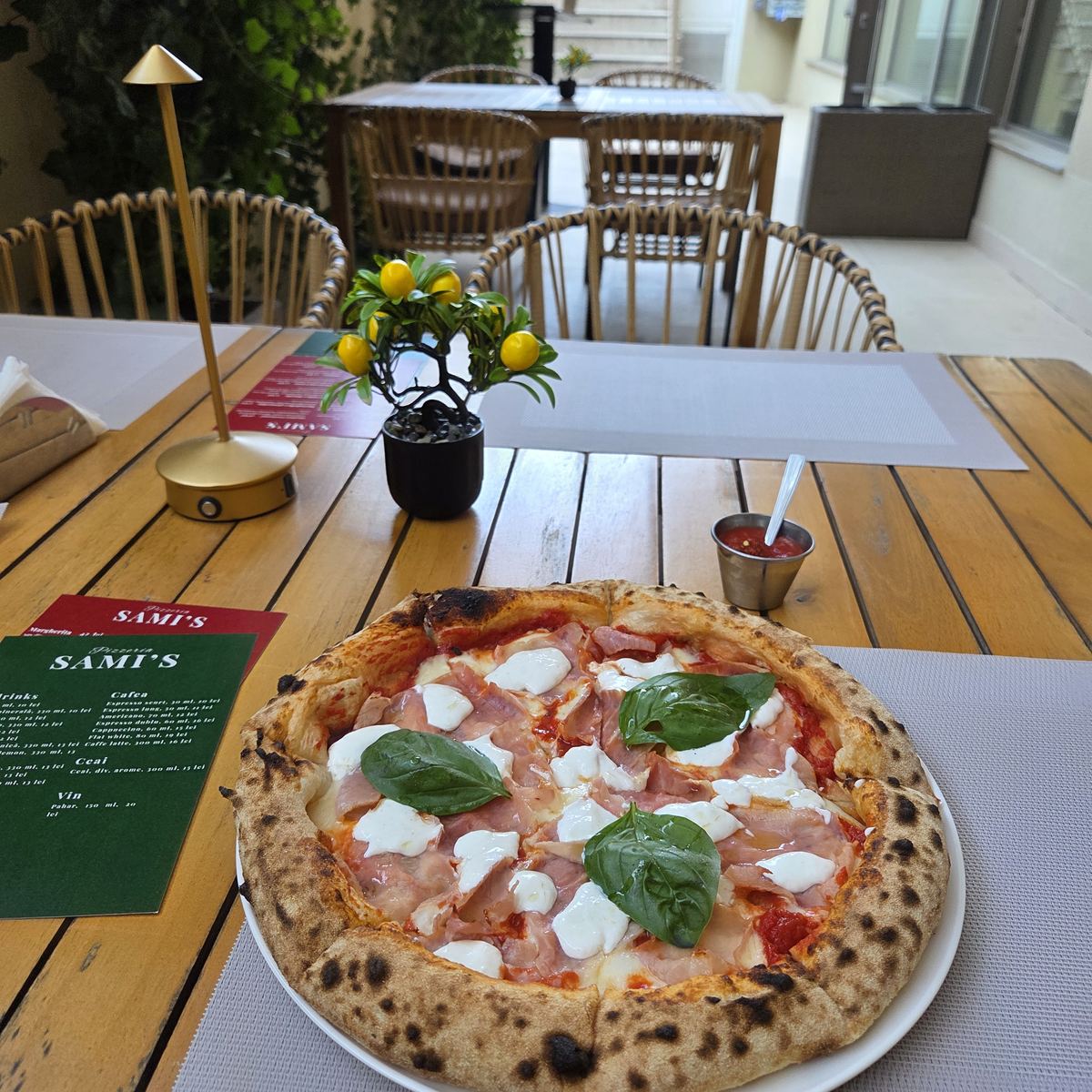 Pizza artizanală Sami's, proaspătă din cuptor