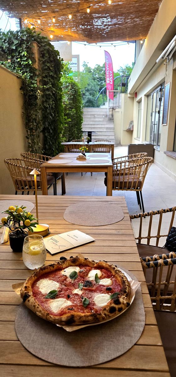 Terasa Sami's Pizza, spre grădină